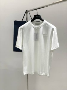 dior 迪奥， 2025夏季新品，专柜同步有售，简约时尚休闲圆领短袖T恤，原版进口面料，舒适透气，顶级刺绣工艺字母图案Logo，档次极高，独特设计，上身时尚帅