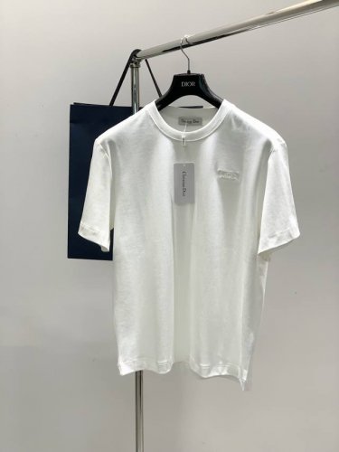 dior 迪奥， 2025夏季新品，专柜同步有售，简约时尚休闲圆领短袖T恤，原版进口面料，舒适透气，顶级刺绣工艺字母图案Logo，档次极高，独特设计，上身时尚帅