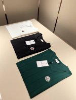 Moncler蒙家 2025春夏最新的贸易订单针织短袖T恤，全品相！！网红款！工艺采用胸前徽章设计！上身舒适透气，不僵硬，整体有着丰富的立体感，品质出口订单，胸