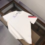 cmoncler 蒙口 2025夏季新款短袖T恤 蒙口品牌，以精湛的工艺和独特的设计，赢得了广大消费者的喜爱。定制面料，使得穿着更加舒适透气，宽松的版型设计，适