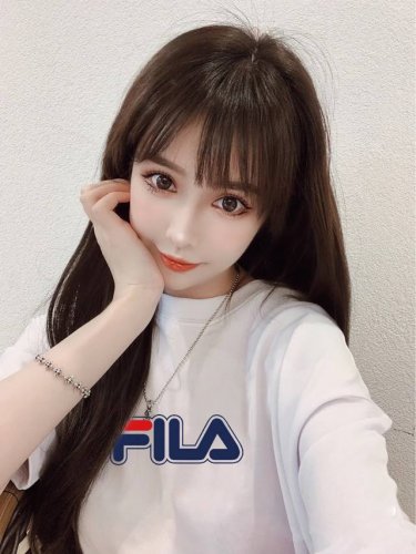 fila 斐乐中性风格圆领纯棉短袖T恤 颇具标志性的 Logo与颜色素净的基础款型相结合 打造低调百搭又具有品牌特色的代表性单品 此款依旧延续了极简设计 经典搭