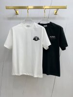 ss迪奥纯棉最新面料经典标识图案Logo时尚简约潮流短袖，最顶级的品质专柜原单短袖，顶级制作工艺进口面料，专柜款独特设计，采用进口高端订制面料。官网在售！面料版