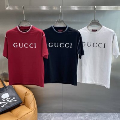 古家 Gucci三色T恤，时尚界的百搭宠儿！红、黑、白三色，各有各的魅力。红色热情张扬，穿上它瞬间成为人群焦点；黑色经典沉稳，低调中尽显奢华；白色纯净简约，散发