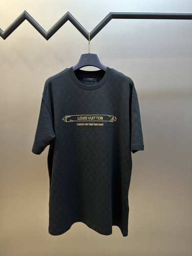 Lv 金框刺绣圆领短袖 光丝全副提花面料，采用50S双股光丝，210G；搭配32S双纱螺纹，300G。光丝全副提花面料采用光泽度较好的丝线作为经纬线，通过复杂的