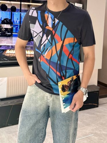 爱马家 2025春夏最新碎片印花男士圆领T恤衫，胸前独具创意的大副彩色碎片图案，采用进口机数码印花，全棉数码直喷技术，真正做到高保真清晰度，在视觉上呈现出鲜明的