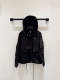 p390 上新Prada*25早春最新款抽绳收腰设计连帽风衣外套 这件真的适合所有人 ，时髦运动风版型剪裁 十分减龄感 ，活力范 ，廓形剪裁恰到好处 小个子也能