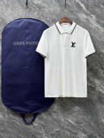 Lv 商务休闲通勤款,渠道精品唯美主义的英式裁剪艺术尽显男士魅力风采. 25春夏 专属标识polo衫短袖T恤 经典的翻领裁剪工艺从未停止.既不单调也不复杂,匠心