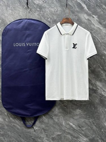Lv 商务休闲通勤款,渠道精品唯美主义的英式裁剪艺术尽显男士魅力风采. 25春夏 专属标识polo衫短袖T恤 经典的翻领裁剪工艺从未停止.既不单调也不复杂,匠心