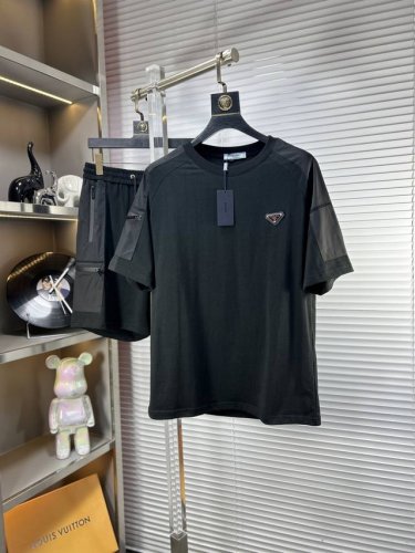prad*普拉达 Ss25夏季新款休闲套装 贸易公司渠道订单，海外精品独家限定发售，经典即永恒，入手绝对值的！这种类型的套装也是懒人必备的一套，不用想怎么搭配，