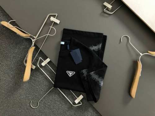 prad*合身版型M-Xxxl 25春夏顶级黑色线条绣融合三角标重磅经典短袖，精致工艺专柜面料，顶级元素融合打造，经典短袖3标齐全，潮男时尚，无论是上身舒适度还
