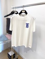 巴宝莉、2025新品短袖T恤，帅气时尚，胸前顶级印花字母Logo，简约百搭款。面料棉 不仅挺括，保持潮流的廓形，又穿着舒适，纱织更细腻，码数M-3Xl