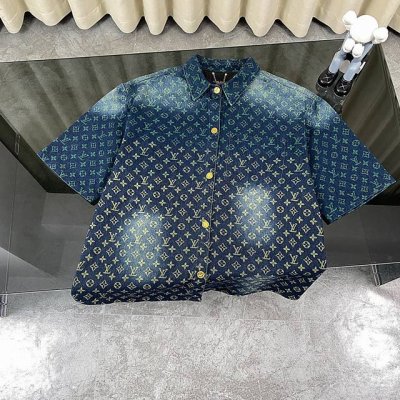 Louis Vuitton 路易威登Ss彩虹水洗牛仔短袖T恤。 官网同步新款｜小红书热门爆款 1面料采用牛仔提花梭织精纺面料，经过水洗面料柔软舒适、反复水洗不易