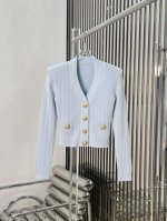 新款！最新Bal 25New 狮头扣针织衫。尺码：Sml。 P430。