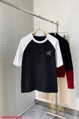 C726 Sz始祖鸟 2025Ss 春夏新款 品牌印花数字棉布圆领T恤 插肩拼接设计 高品质纯棉面料 前胸字母品牌Logo印花 简单设计款式 不挑人穿 直筒宽松