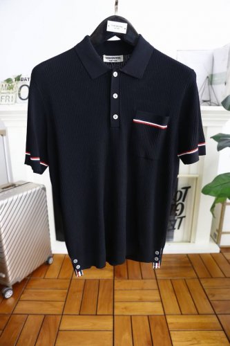汤姆布朗 Tb. 2025夏季新品男士针织短袖时尚精致领口翻领设计！胸前经典口袋搭配品牌元素！非常显档次！任何人都可以轻松驾驭 采用高档针织面料！懂货的必须入！