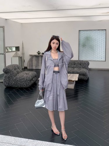 miu 25夏季新款 格纹连帽外套 文艺复古少女风气质单品 双口袋设计自带高级的格调 下半身搭配半身裙一秒超显大长腿 刺绣字母Logo点缀低调奢华 经典格纹风格