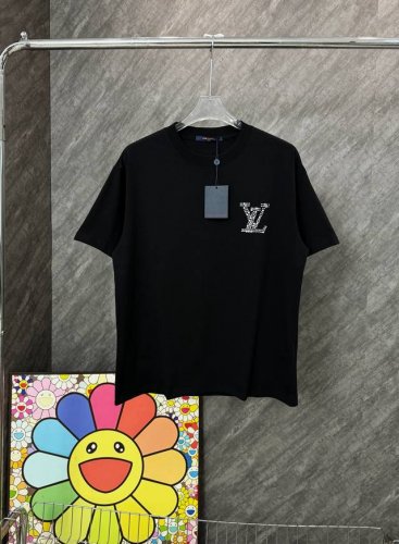 款号 G126 lv 珠片烫钻字母小标圆领短袖 louisvuitton官网Zp同步新款T恤 面料采用32支双纱280克高克重纯棉面料 同缸定织定染原版同色螺纹