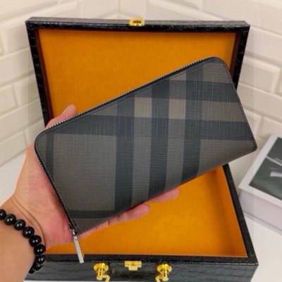 Burberry巴宝莉格纹长款钱夹钱包 全皮 原单品质 实物拍摄 头层皮 小号型号：666040进口皮 荔枝纹皮 巴宝莉精致的手工艺制作，采用100%进荔枝纹皮