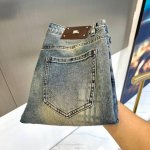 bur巴宝莉、2025S春夏款时尚水洗钢印立体Logo牛仔裤，男士后口袋品牌字母刺绣徽标修身直筒牛仔长裤。此款裤装精选客供进口顶级95%棉5%氨纶日制超柔软牛仔