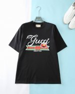 gui 古* 25Ss春夏新款平纹针织棉布圆领短Tee，男女同款卡通联名发泡印花标识松休闲短袖T恤衫！贸易公司渠道稀出，同步Gw发售！25年春夏联名限定新款，情