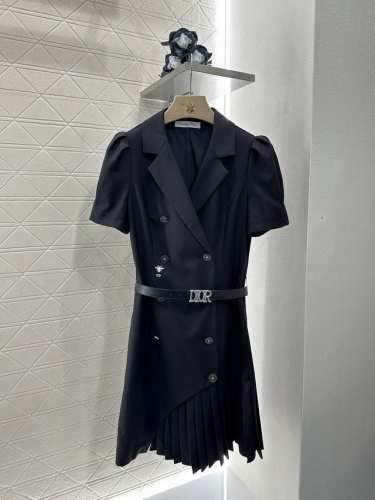dio*2025新品上架 腰带压褶西装连衣裙 定制Yb进口醋酸材质 质感光泽 垂顺舒适 翻领公主泡泡袖连衣裙剪裁 通体素色利用剪裁和细节提升精致度 双排扣立体裁