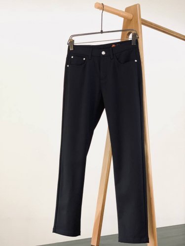 loropiana L. P2610Ss春夏新品 男士时尚休闲裤，臻选优质面料打造，贴身舒适，独特设计，缔造简约线条感，版型不挑人，客供五金装饰辅料，精工密针刺