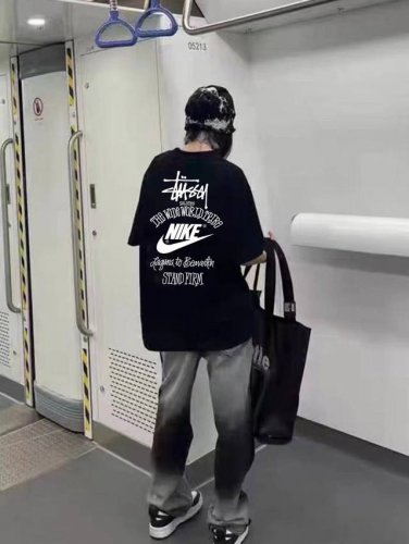 stussy X Nike 斯图西联名耐克圆领短袖男女同款半袖T恤 面料采用260G双纱纯棉面料、经过高温预缩处理，配套同缸1X1螺纹，反复水洗不易变形。 定位
