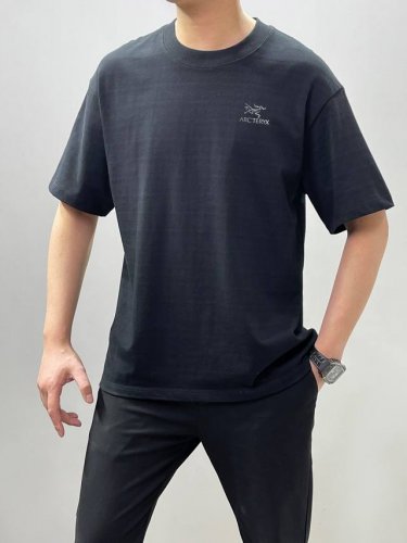 80 Arc'teryx 始祖鸟圆领经典款情侣短袖T恤！ 经典系列之作，运动休闲必选款式，上身超级舒服透气！ 面料采用32支240克纯棉面料 经典版型，修身显瘦