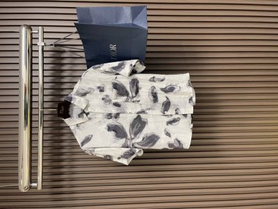 dior 2025Ss春夏新款水墨印花短袖衬衫，这个面料的舒适度 当穿都可Os版型 男女穿都好看 上身绝对惊喜的一款！搭配系列 真的非常爱的一款！怎么穿都没有雷