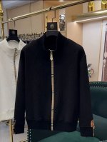 160 Burberry 巴宝莉加绒加厚拼接经典款外套 简约风格 立体饱满 纯色的面料搭配精致的拼接格纹 瞬间就衬托出来了 整体质感非常强！ 定织定染的螺纹通过