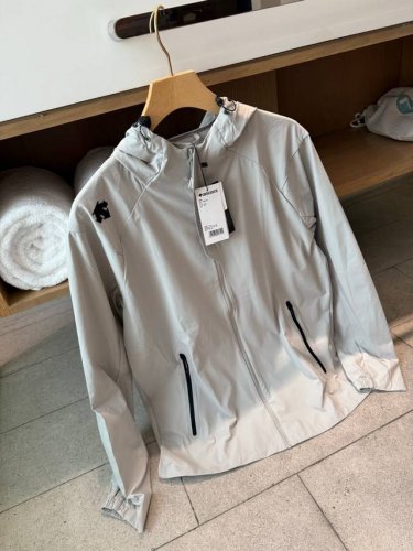 供 迪桑特 Athletic系列男士连帽外套 春夏换季必备B1171宝藏单品 一衣穿三季好咩 防晒衣防晒外套于一体 性价比直接拉满了 版型挺括有型 入股不亏 颜