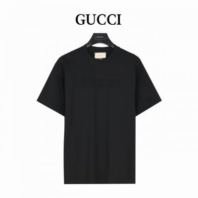 gucci 古驰 25Ss 立体浮雕压花字母Logo短袖T恤 采用16S麻棉克重230G ，搭配32S双纱1×1螺纹，面料螺纹同缸定染。 胸前搭配Logo徽标磨