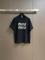 Miumiu 2025Ss胸前Logo刺绣圆领宽松美式复古短袖T恤 面料采用40支260G双纱面料，上身有型，质感无敌，绝对属于性价比极高的一款短袖T恤，舒适透