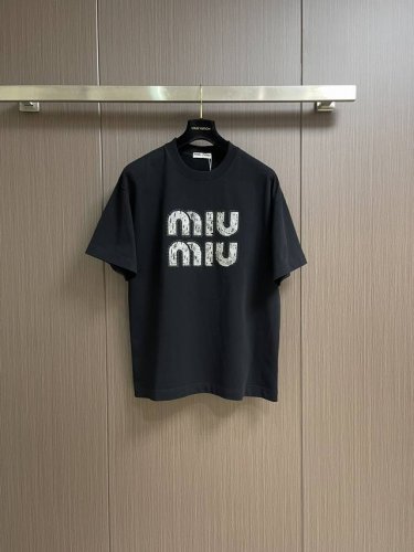 Miumiu 2025Ss胸前Logo刺绣圆领宽松美式复古短袖T恤 面料采用40支260G双纱面料，上身有型，质感无敌，绝对属于性价比极高的一款短袖T恤，舒适透