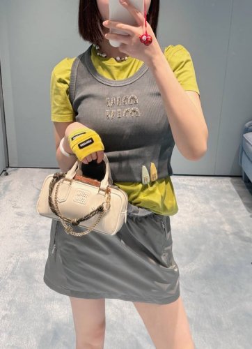 Miumi* 25Ss春夏新款 字母徽标百搭显瘦松紧腰短款半裙丨独家Yb开发！高版出品！走在路上也超吸睛超A字版型完全不挑人 立马拉长身形 轻松穿出大长腿即视感