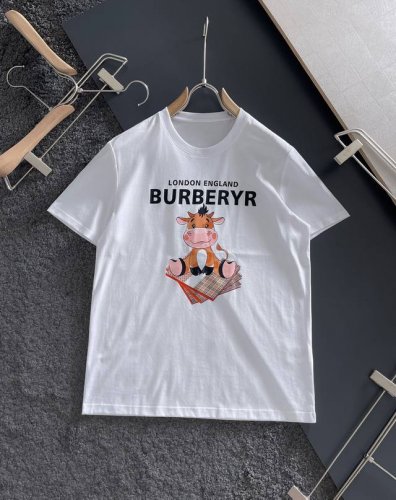 Bur*Berry 2025最新款情侣款元素系列印花圆领短袖 情侣T恤～ 春夏新品 高品质 时尚百搭潮款 定制进口面料 ！穿着舒适 透气 时尚不失个性 上身休闲