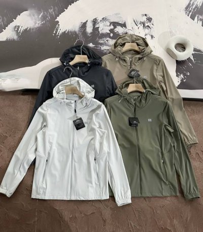 kolon Sport 可隆25Ss夏款薄外套防晒衣皮肤衣男女同款 采用优质拉伸性面料，搭配动态裁剪版型，贴合肩部、手臂等关节的动态轮廓，提升运动中的伸展自由度