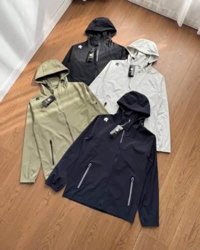 迪桑特 Athletic系列男士连帽外套防晒衣。性价比直接拉满了防晒指数50+认证款！高端品质透气防晒无敌！已质检！ 进口科技防晒面料，具备优异的高弹性原纱防晒