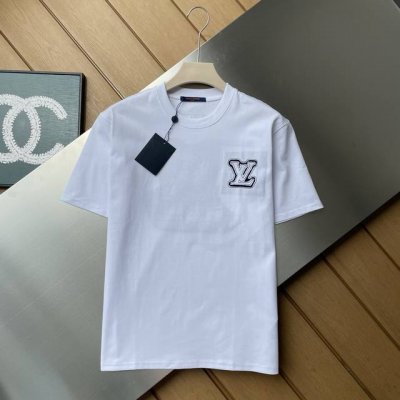 专柜还原顶级复刻版 品质控重磅推荐！圆领短袖T恤 前后标志点缀设计 采用刺绣结合背部本色贴布绣的工艺来呈现 让整体呈现自然时尚潮流感 微阔的剪裁 领口微微的贴合