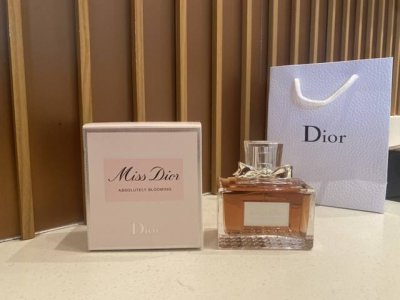 专柜版～配手袋！迪奥漫舞甜心小姐香水100Ml。新款Dior迪奥漫舞甜心小姐 曼舞花漾甜心女士香水浓香水Edp经典的方形瓶身上，蝴蝶结和千鸟格是依然不变的元素，