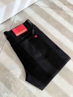 burber*Y巴*莉 2025春夏新品男士高端休闲百搭牛仔裤！对于Bur粉丝来说，这样大气的经典设计足矣一眼种草，是今年Bur所有牛仔裤当中最帅的一个系列，我