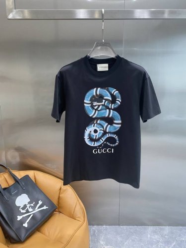 古家 Gucci短袖 胸前这条蓝白相间的蛇形图案，栩栩如生，神秘又独特，搭配下方的“Gucci”字样，时尚感爆棚 。面料柔软舒适，亲肤透气，S-Xxxl