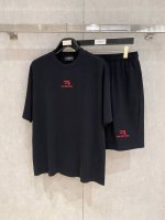 25Ss 巴黎世家 重磅圆领短袖T恤短裤套装 选用330克双纱平织棉面料打造 重工刺绣工艺 男女同款 码数 S-Xl 颜色 黑色 白色 尺码表 上衣 s 胸围1