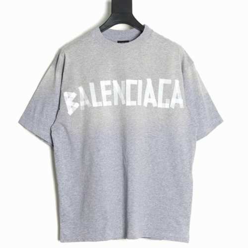 balenciaga 巴黎世家 25Ss 灰色美纹纸胶带短袖T恤 原版专柜7.2K购入 沿用了往年的美纹纸设计 更加简单干净的配色 搭配效果更加高级 中号的版型