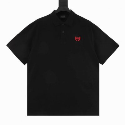 Balenciag 新款麦穗绣花polo衫 这款T恤以珠地棉为材料 翻领系扣设计 两侧开叉增加独特的艺术感 简约的红黑 白绿麦穗绣花 设计充满个性与活力 适合商