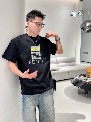 fendi 芬迪 2025年春夏新品上新 三标齐全 纯棉圆领短袖T恤 好货不用过多介绍 看细节 专柜码数：M-Xxxl 175 140建议L