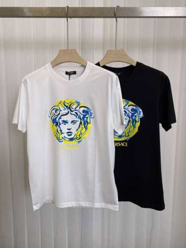 Vers&Ace 25春夏新品painted Medusa印花标识短袖T恤，正面饰有立体效果绘画风Medusa图案设计。定制80支双股丝光棉面料；黑色 白色 S