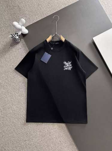 louis Vuitton* 2025春夏款上新 原高版本 驴家Lv 面料采用260克高密度纯棉 不变形 不缩水 工艺介绍： 走秀款 大爆款 前后采用水墨印＋百