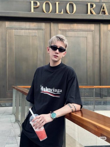 高品质 品名：巴黎世家 Balenciaga 25Ss新款模糊波浪可乐鸡翅印花 圆领宽松男女同款短袖T恤 颜色：黑色 面料：凯迪棉230G 版型：宽松 尺码 M