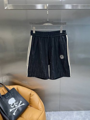 迪家 Dior短裤 黑色短裤上低调的品牌暗纹，满满都是奢华感，侧边的米白色条纹又增添了几分时尚 松紧腰搭配抽绳，穿着舒适还能自由调节。面料质感一流，M-3Xl
